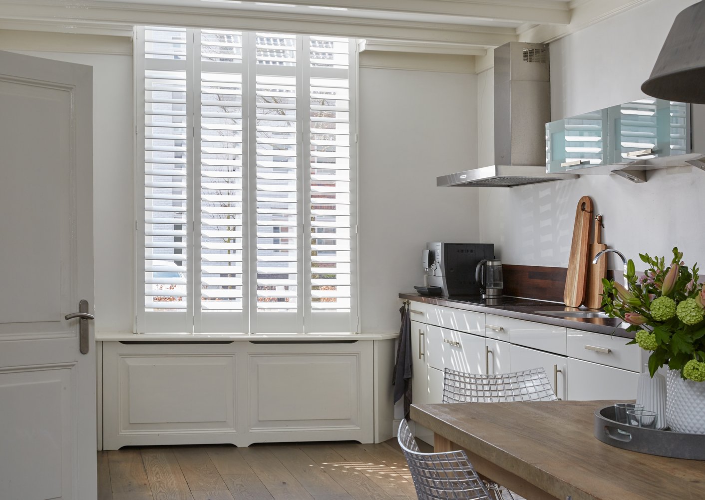 Witte shutters in keuken