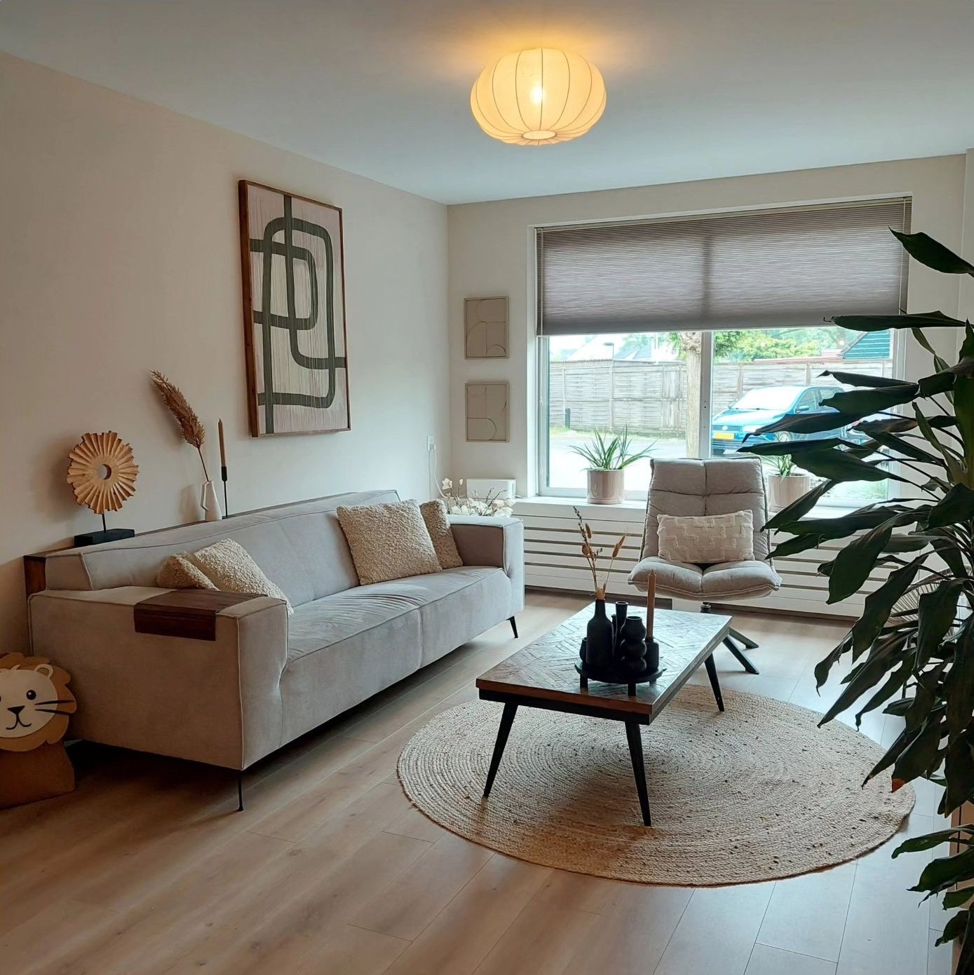Plisségardiner med sofa i en moderne stue