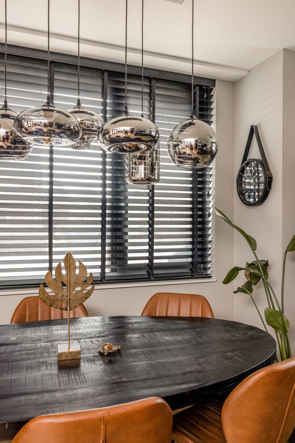 Houten jaloezieën in de eetkamer