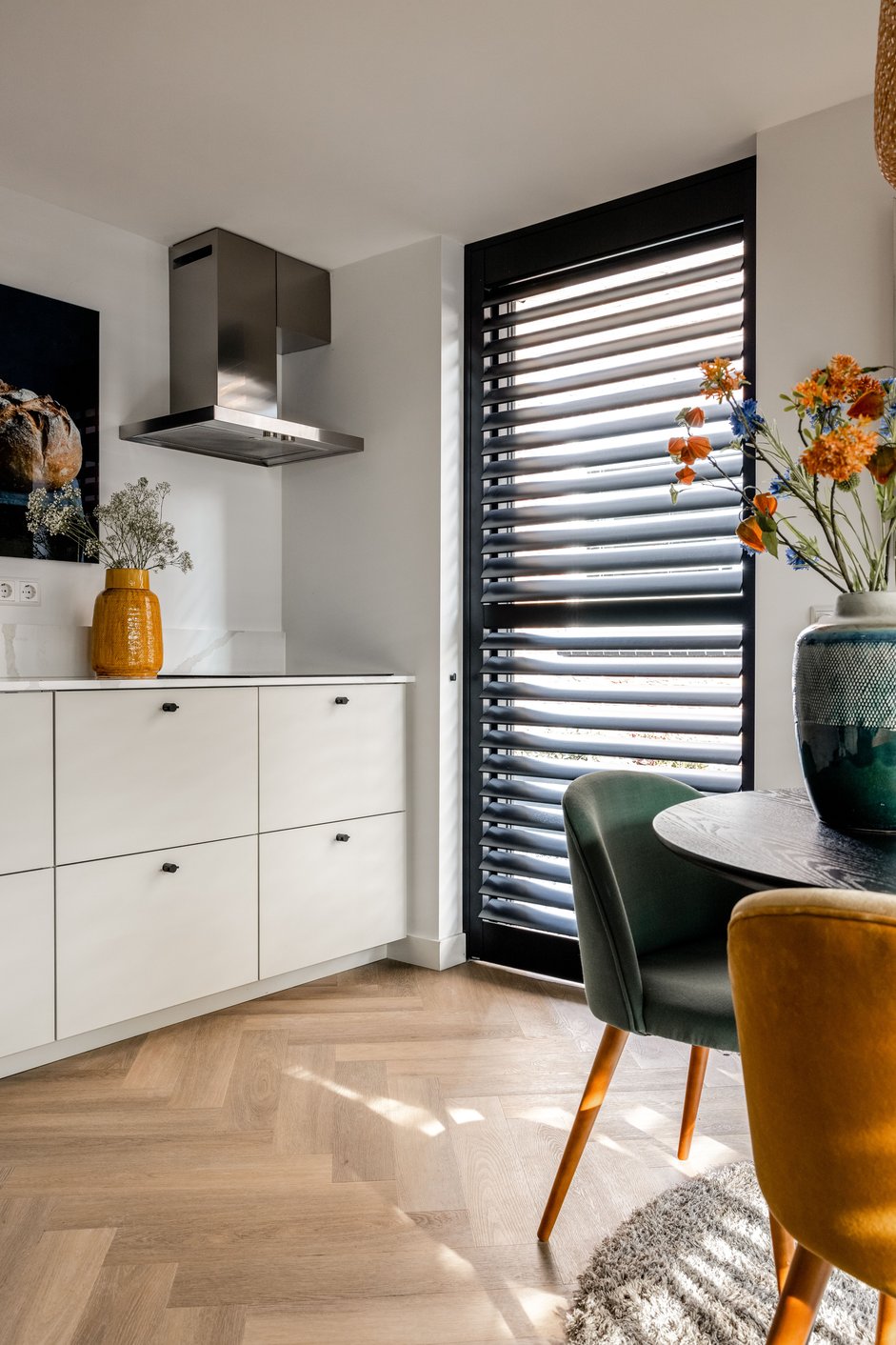 Zwarte waterproof shutters in de keuken