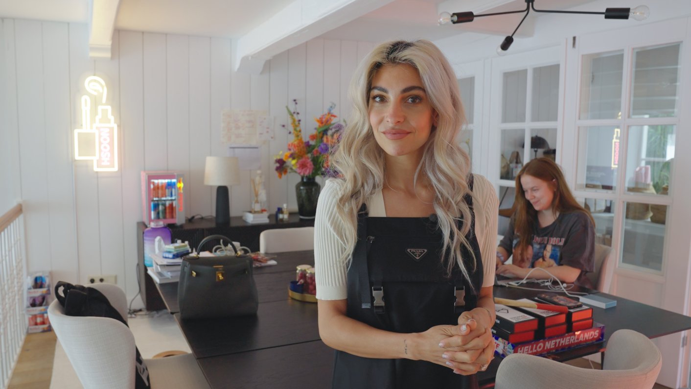 Anna Nooshin voor haar werkplek in het kantoor in Amsterdam