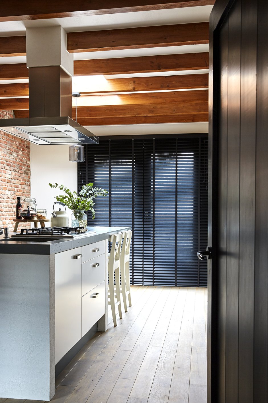 Houten jaloezieën in de keuken