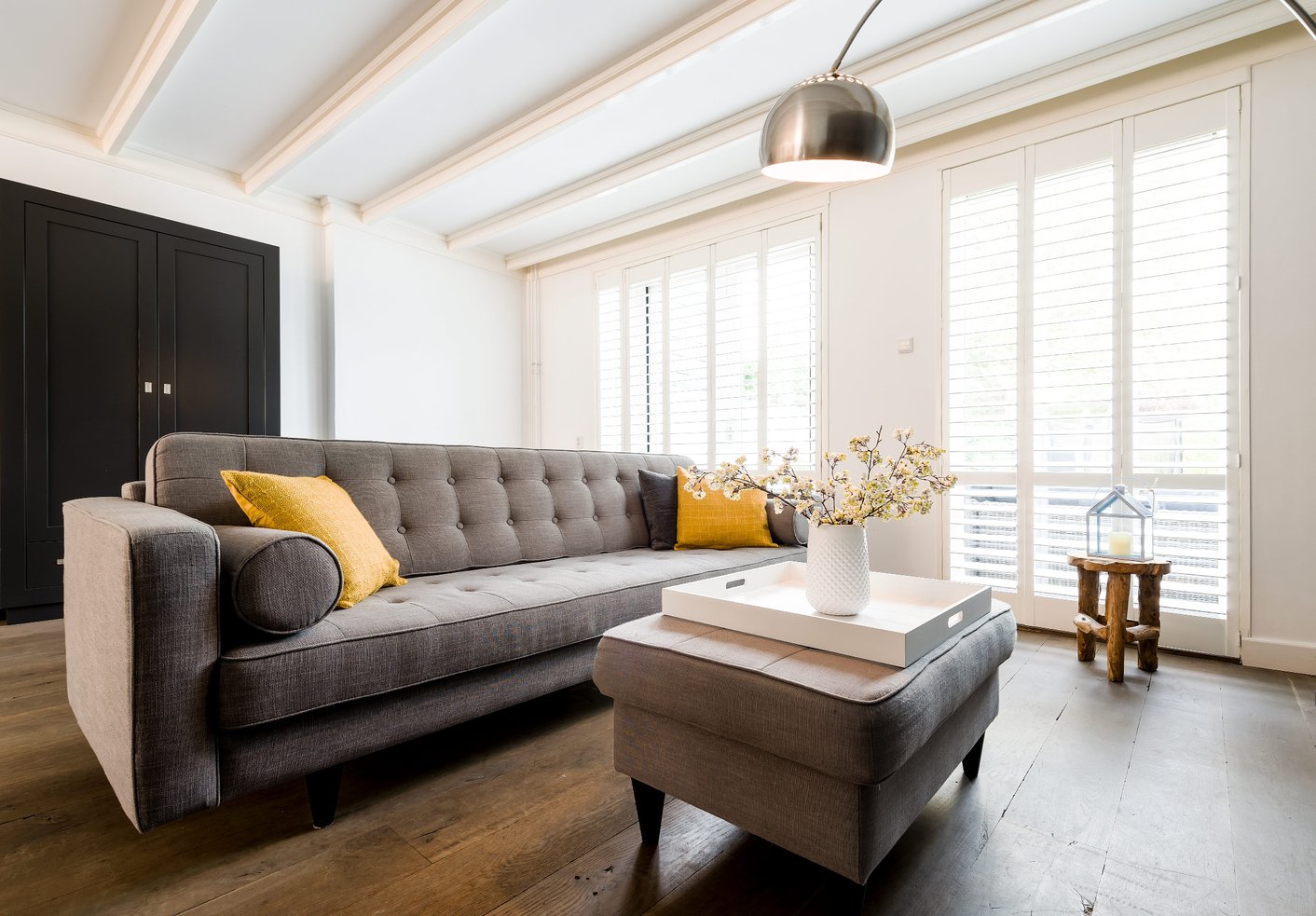 Klassieke woonkamer met witte shutters