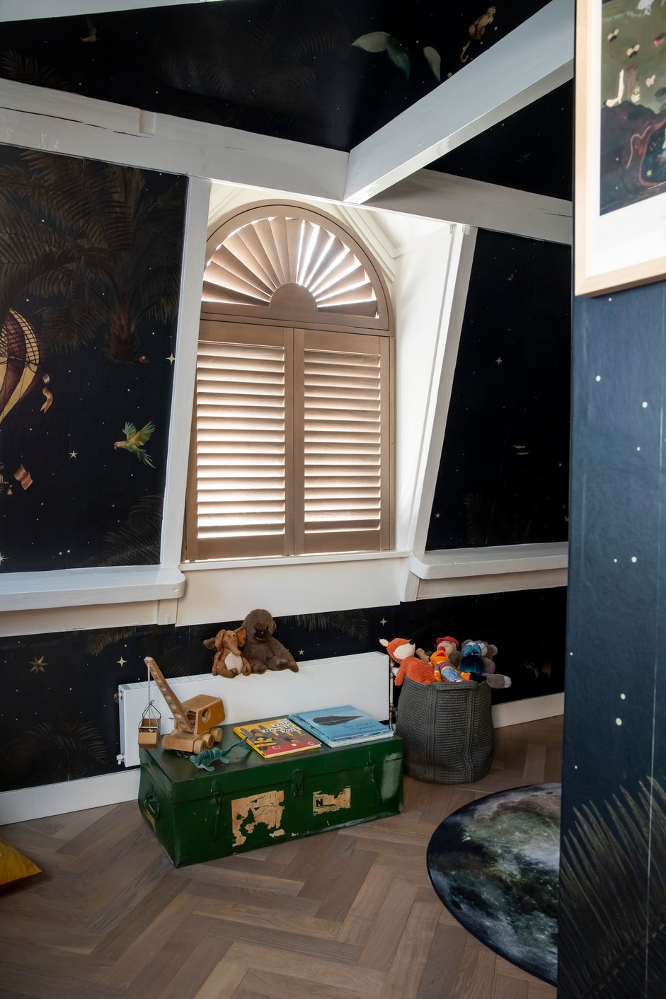 Shutters in een natuurlijke tint voor een kinderkamer