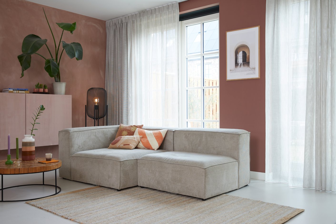 Lichte voile gordijnen in woonkamer