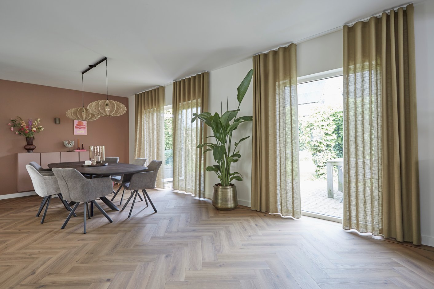 Semi transparante gordijnen in eetkamer