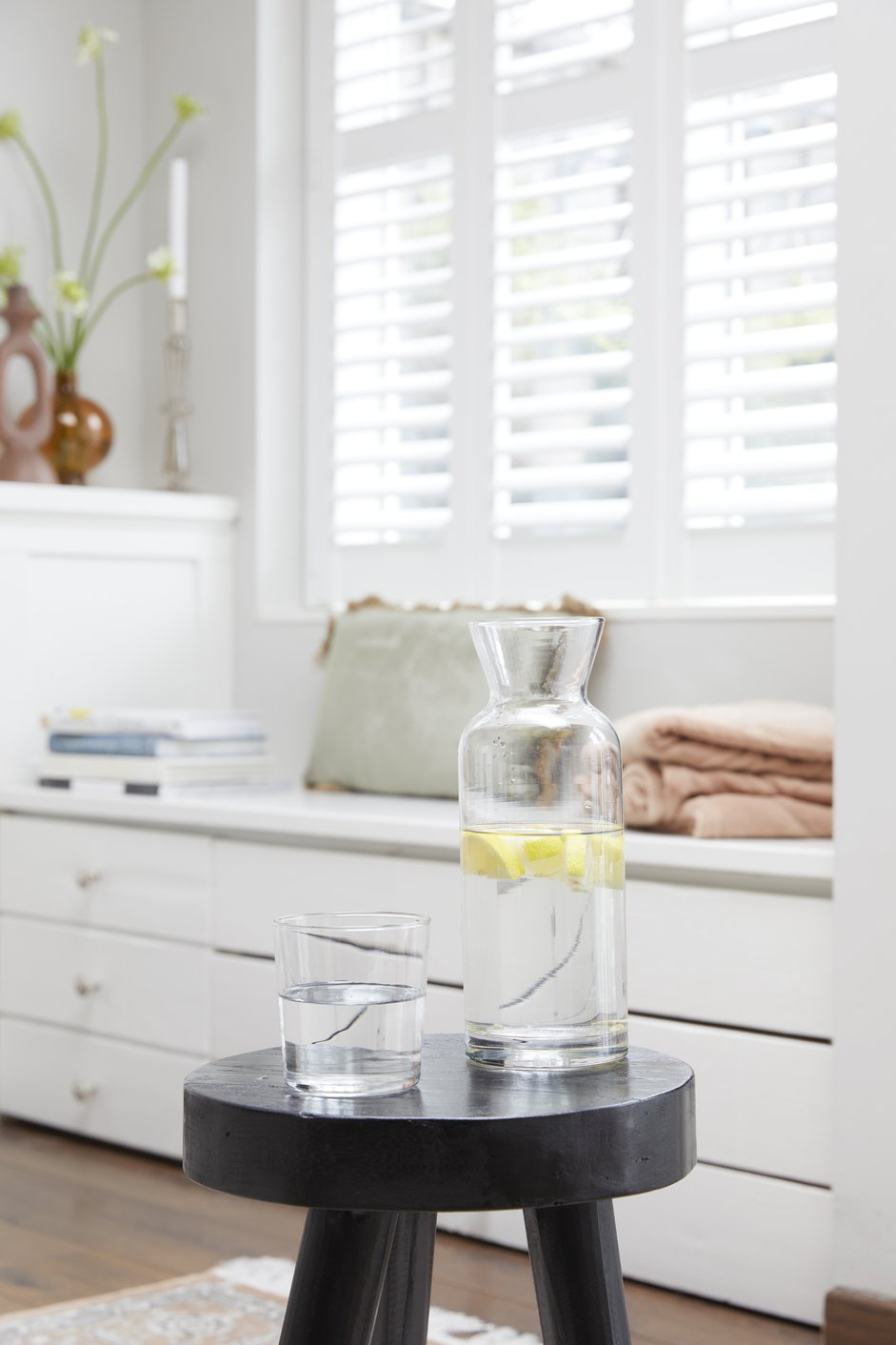 Witte shutters in een licht interieur