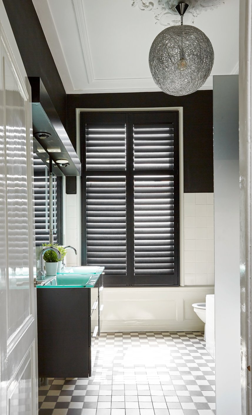 Zwarte shutters in badkamer