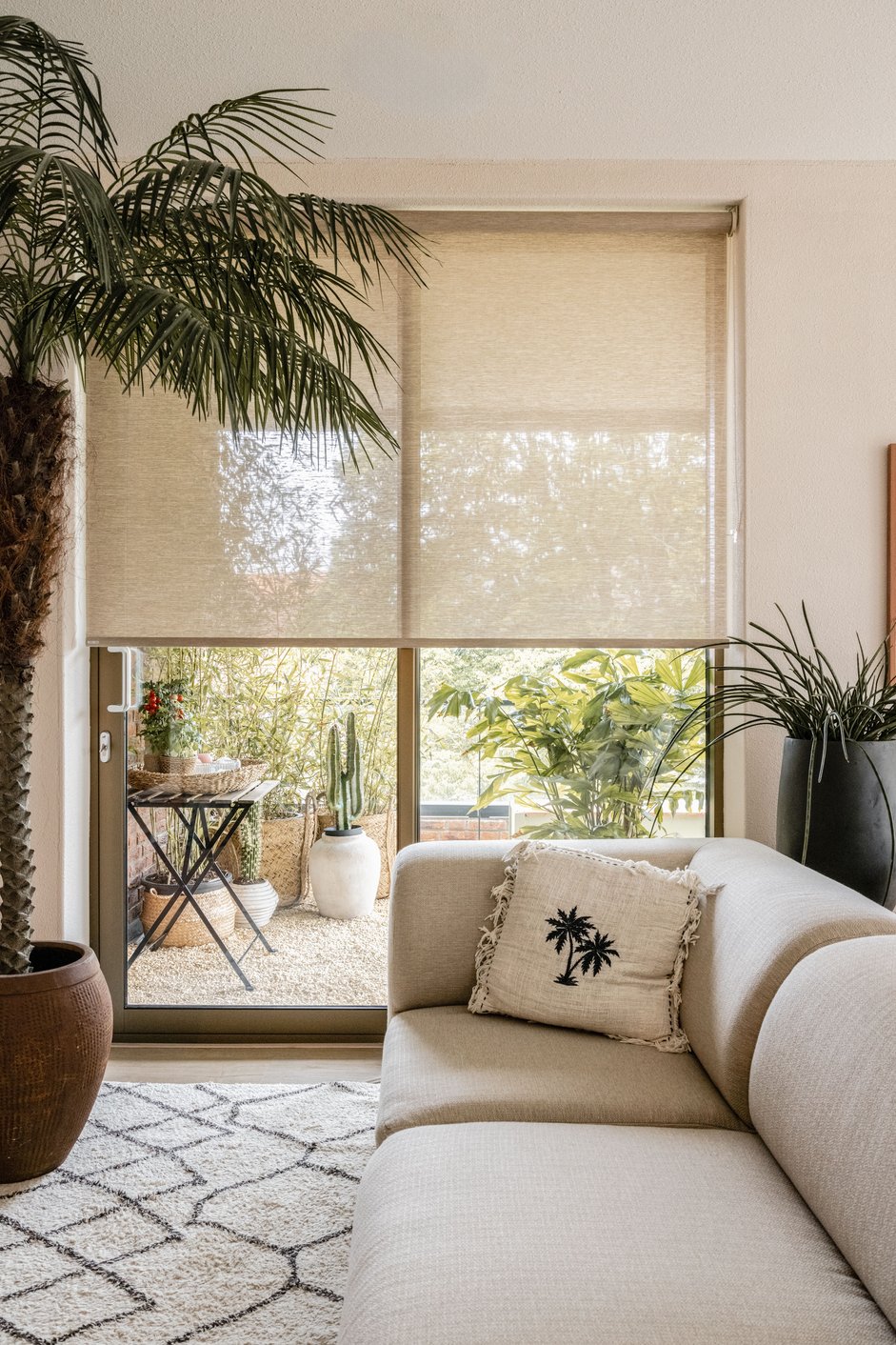Semitransparent rullegardin i stuen