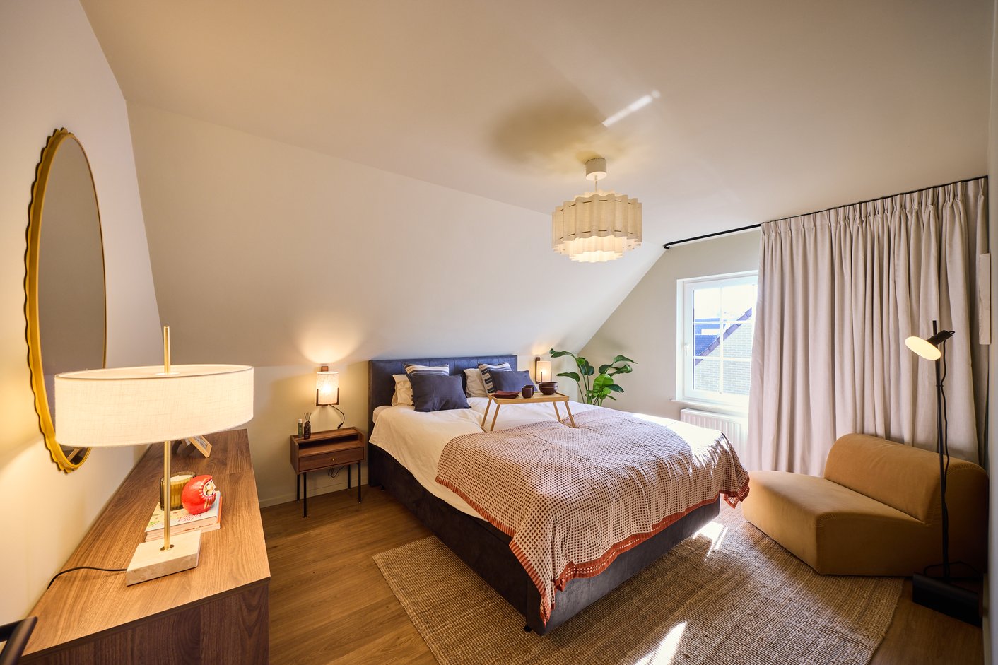 Slaapkamer met dubbele plooi gordijnen