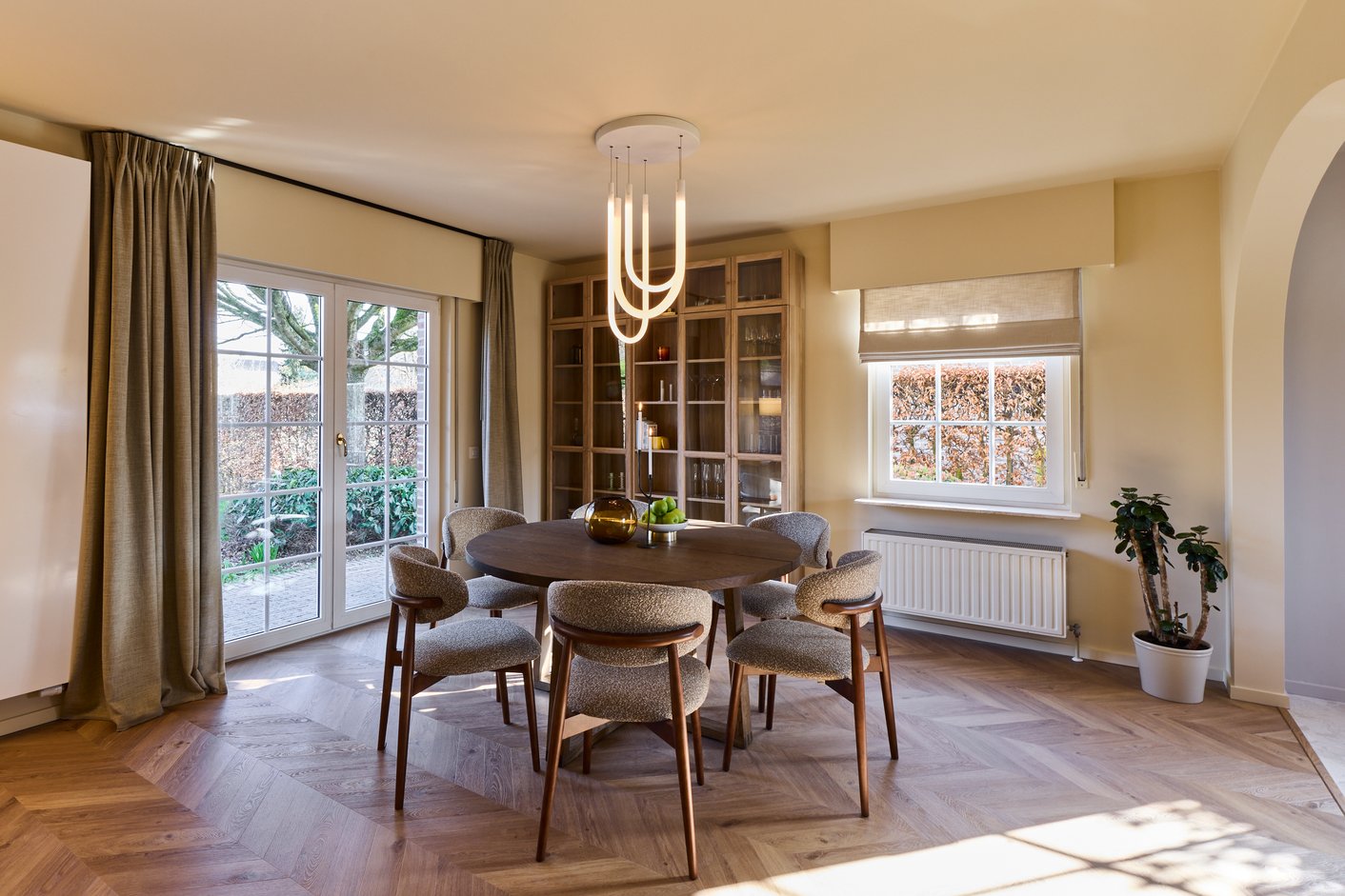 Eetkamer met gordijnen en vouwgordijnen