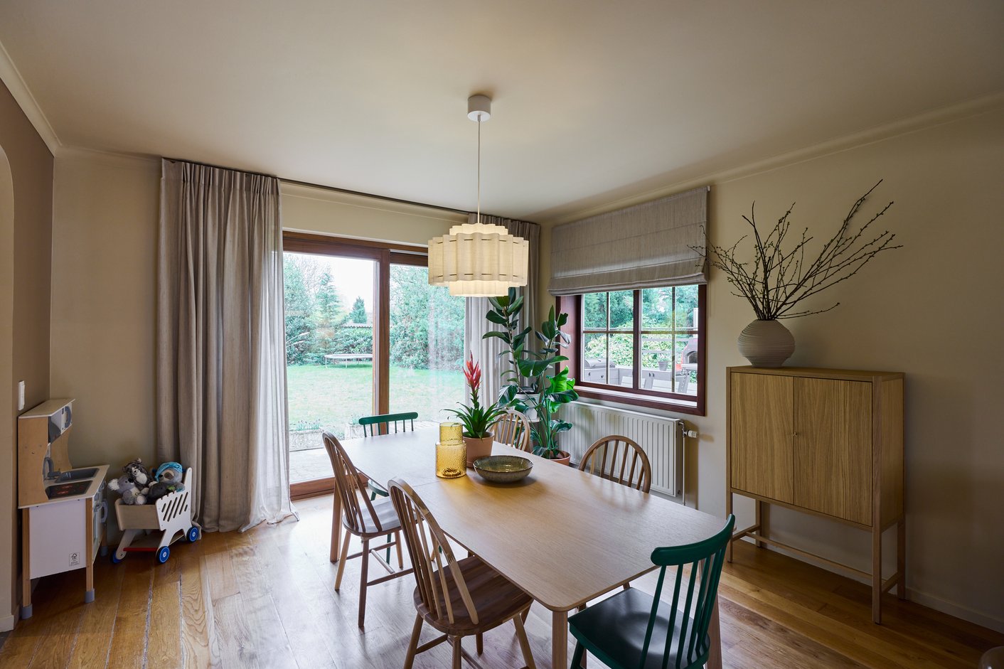 Gordijnen en vouwgordijnen in eetkamer