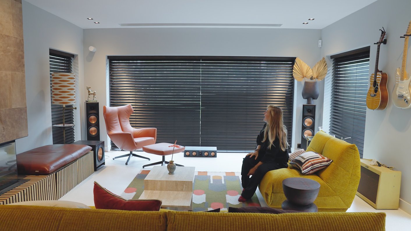 Moderne woonkamer met zwarte jaloezieën