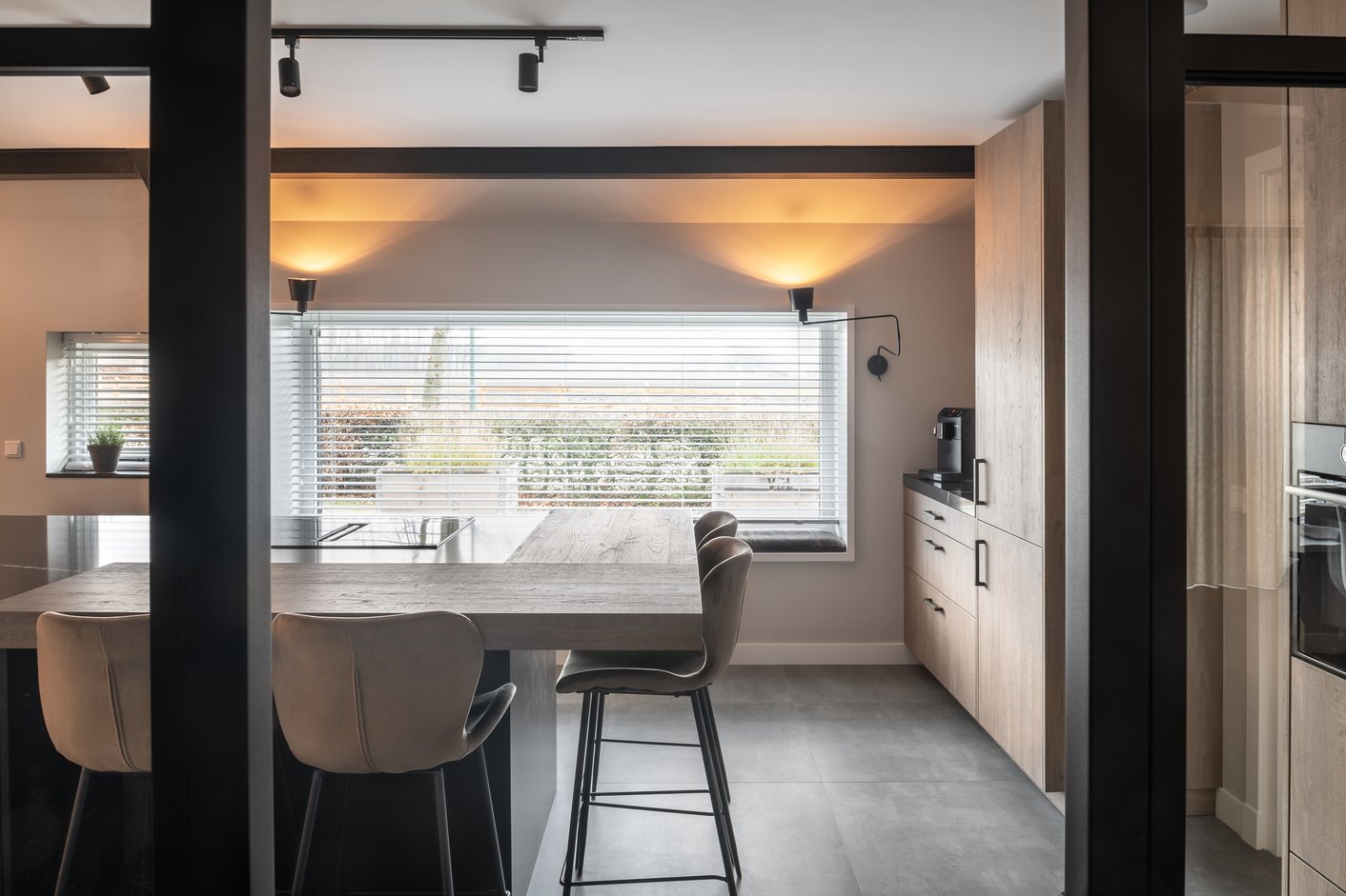 Landelijke woonkamer met hout