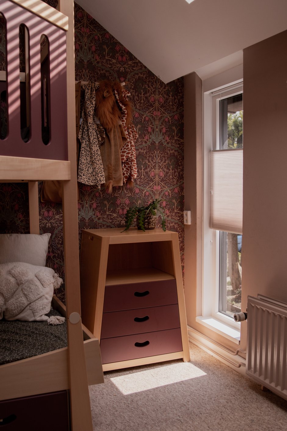 Warme roze kleuren in een meidenkamer