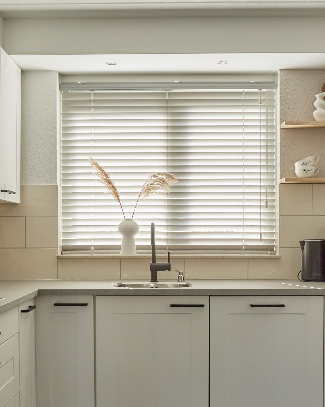 Houten jaloezie in de keuken
