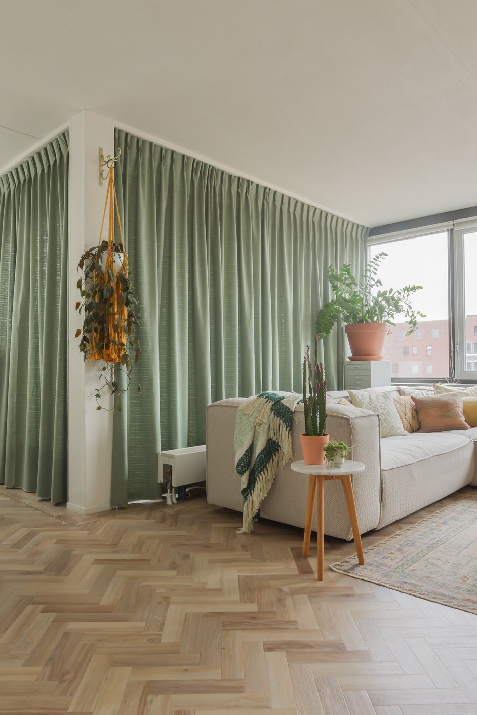 Groene gordijnen op de muur in de woonkamer