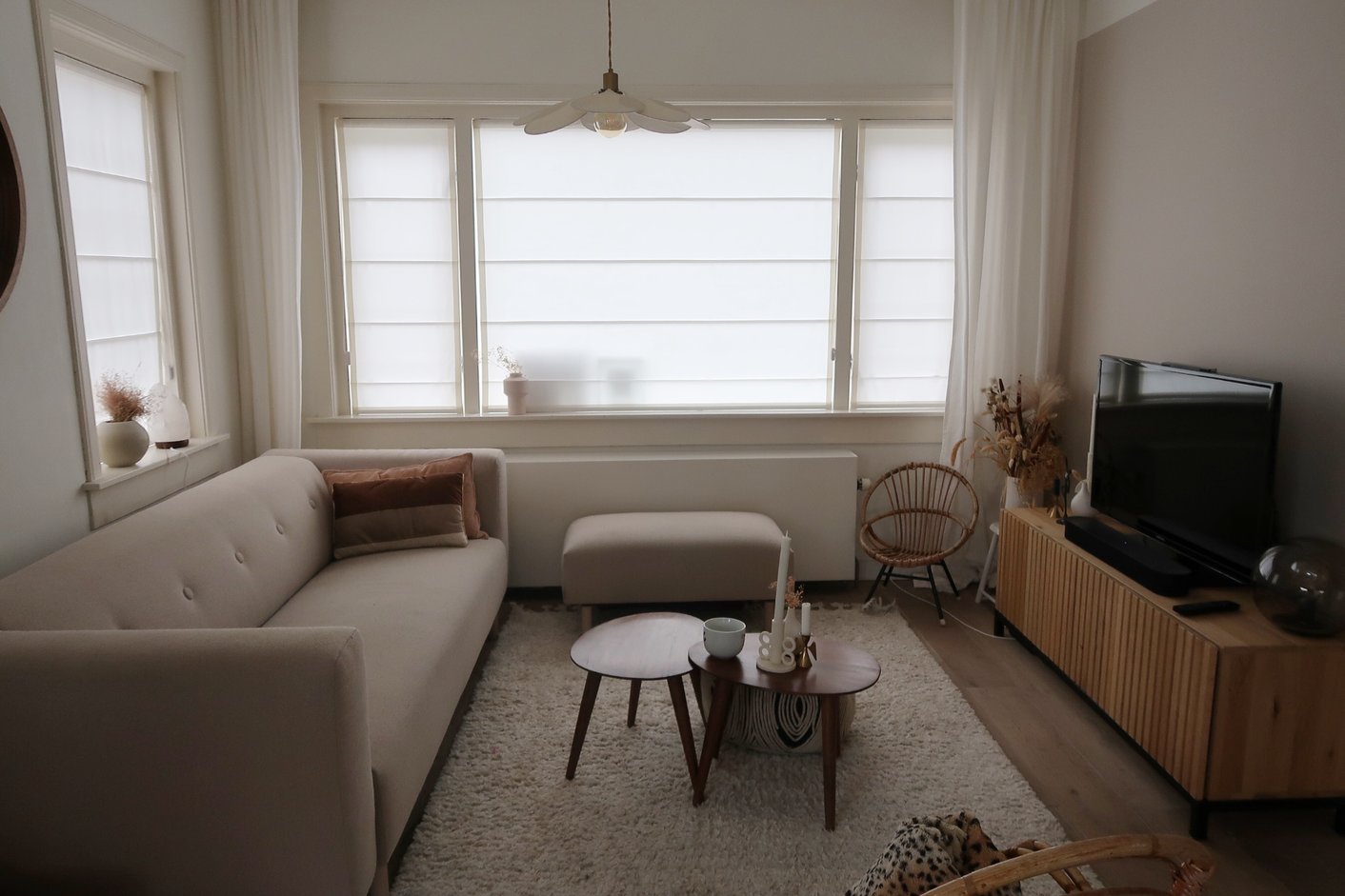 Woonkamer inspiratie met moderne vouwgordijnen