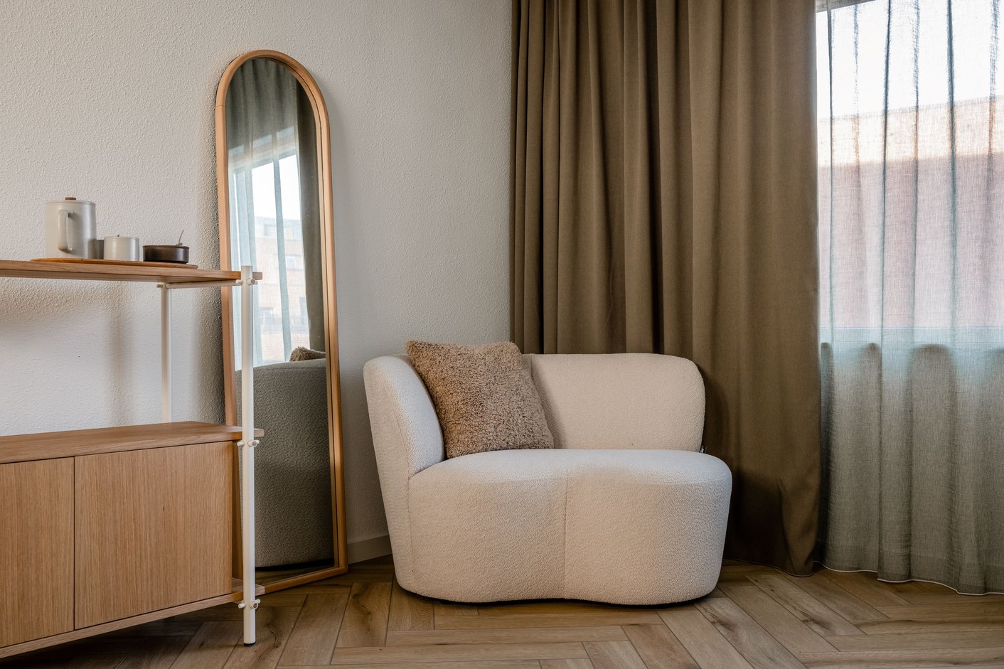 Overgordijn en inbetween in woonkamer