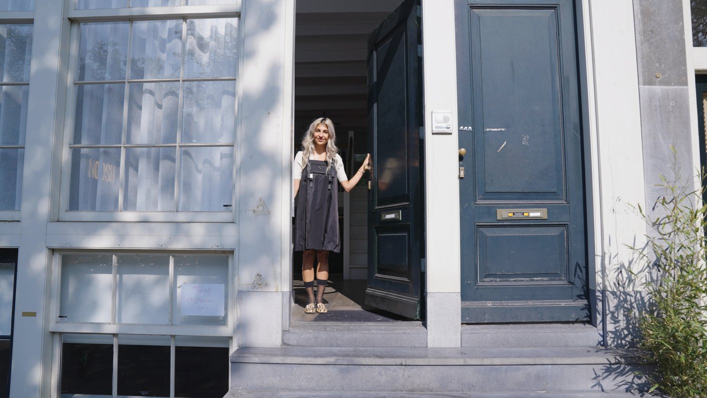 Anna Nooshin voor het kantoorpand in Amsterdam