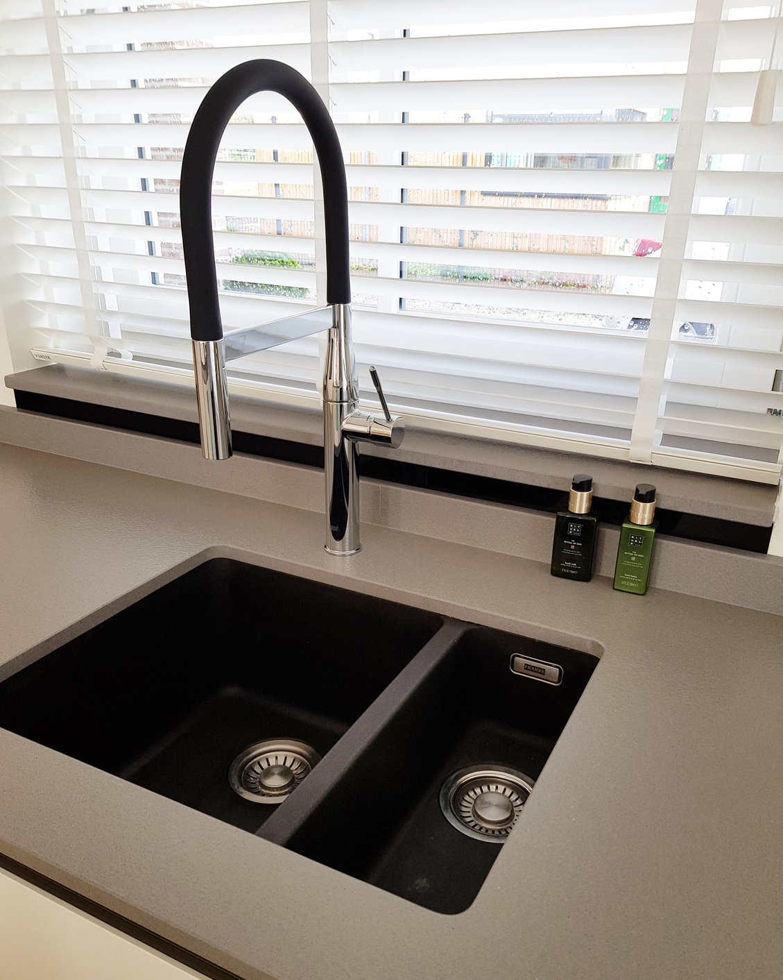 Jaloezieën in keuken schoonmaken 