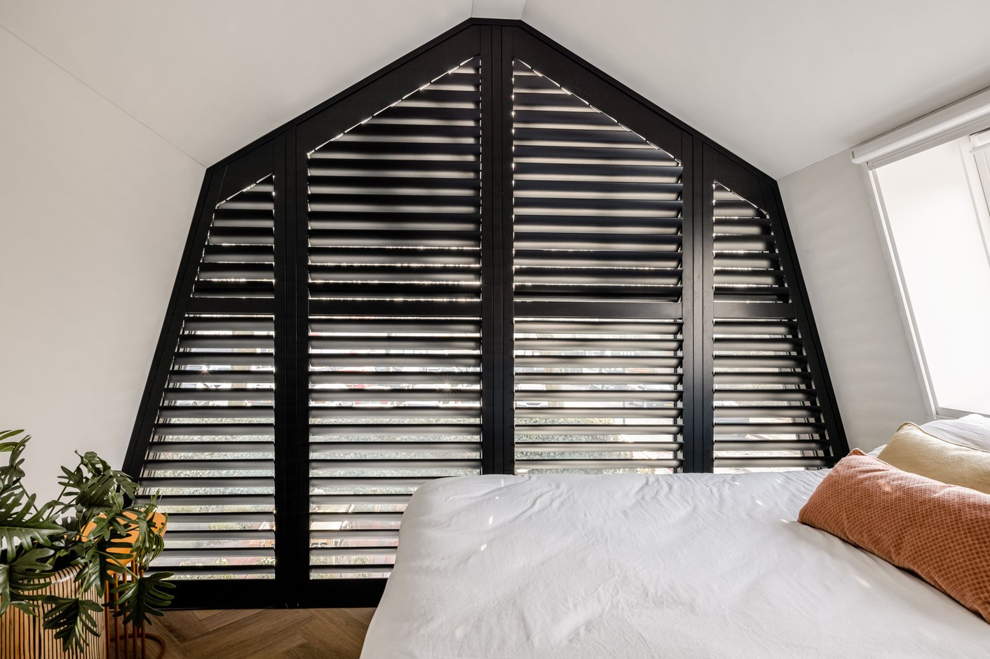 Zwarte shutters in de slaapkamer