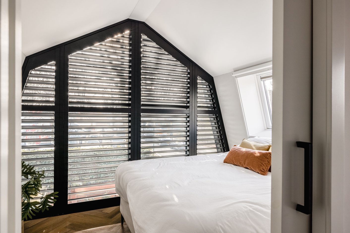 Zwarte shutters in de slaapkamer