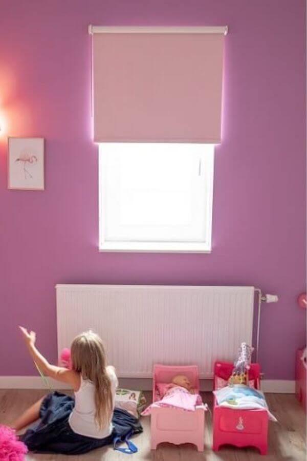 Roze rolgordijn in kinderkamer