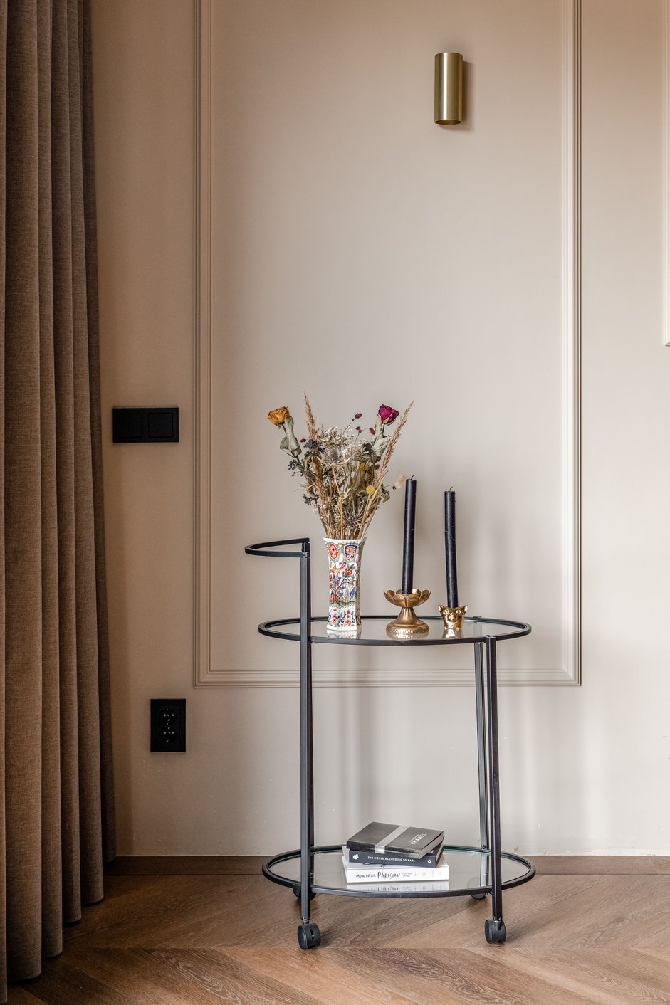 Art Deco interiør med gardiner og sidebord