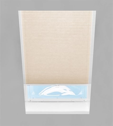 Beige lichtkoepel zonwering