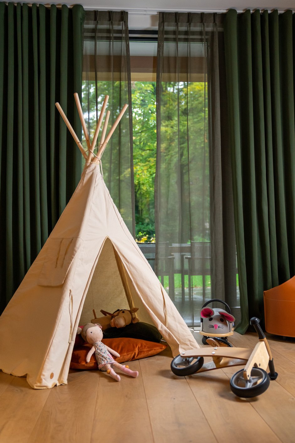 Tipi tent in speelkamer voor kinderen
