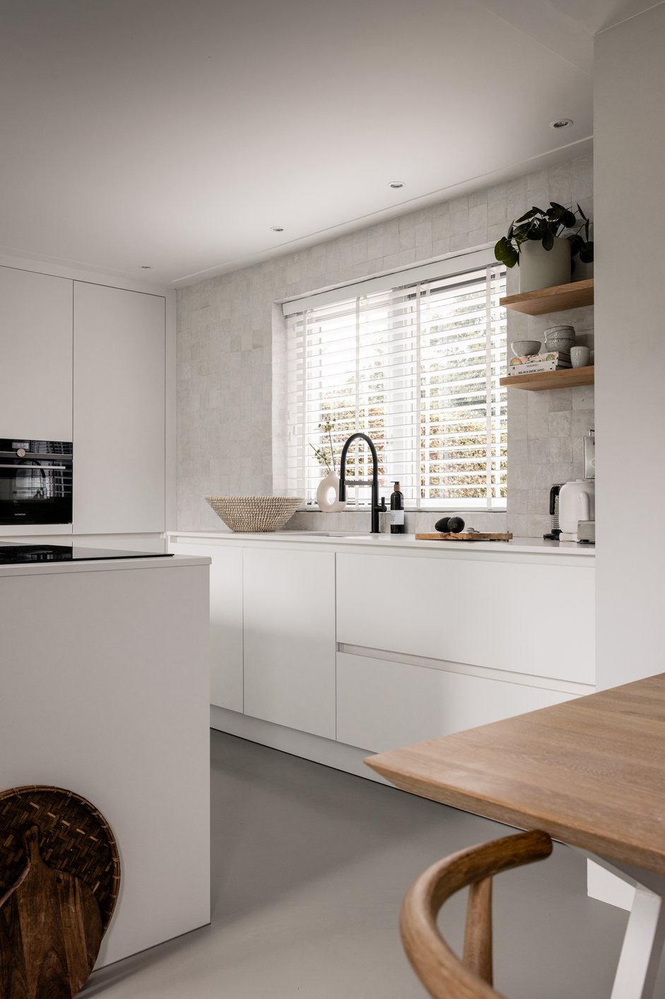 Rustige minimalistische Wabi Sabi keuken