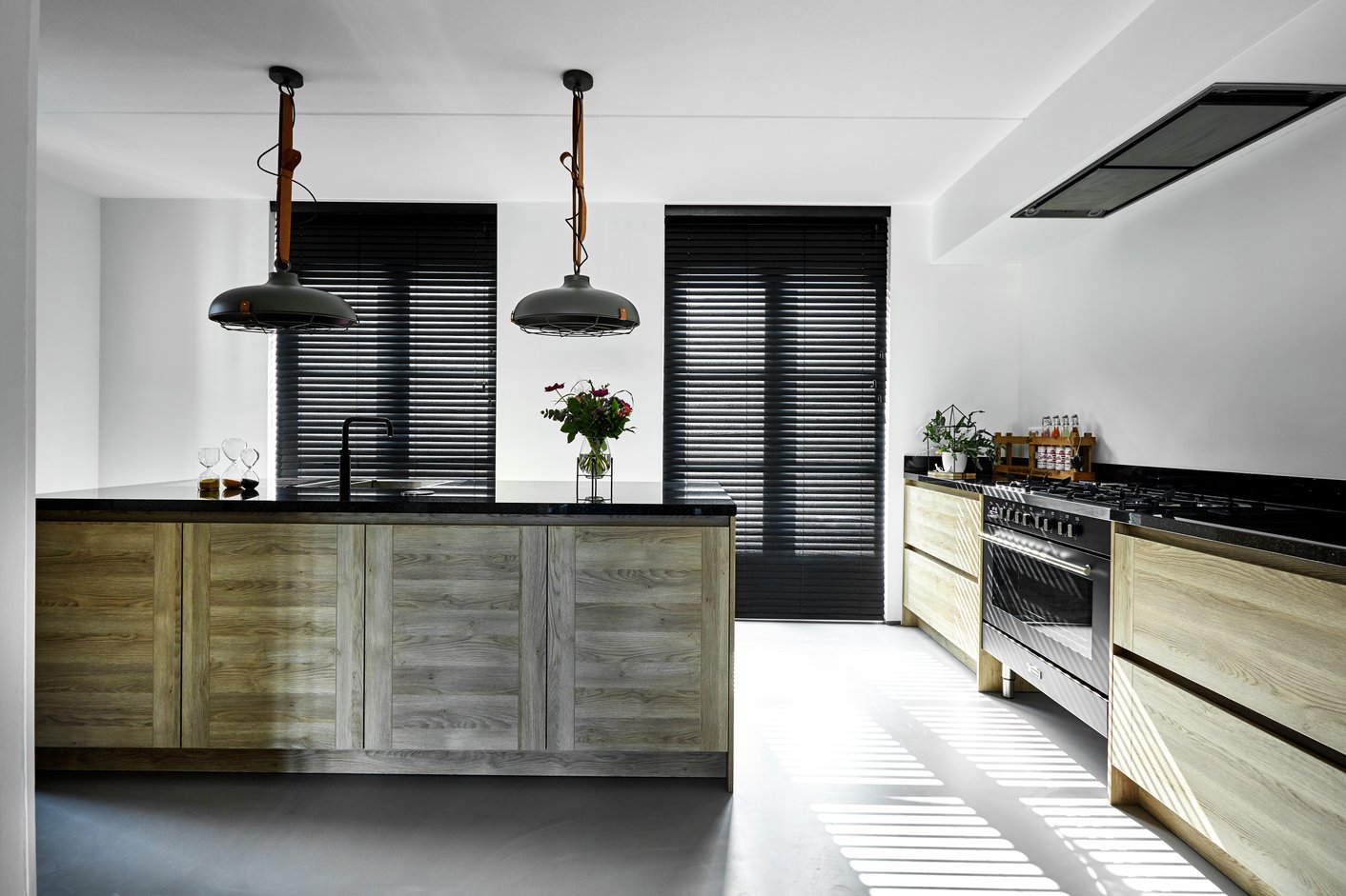 Woonkeuken inspiratie met hout accenten