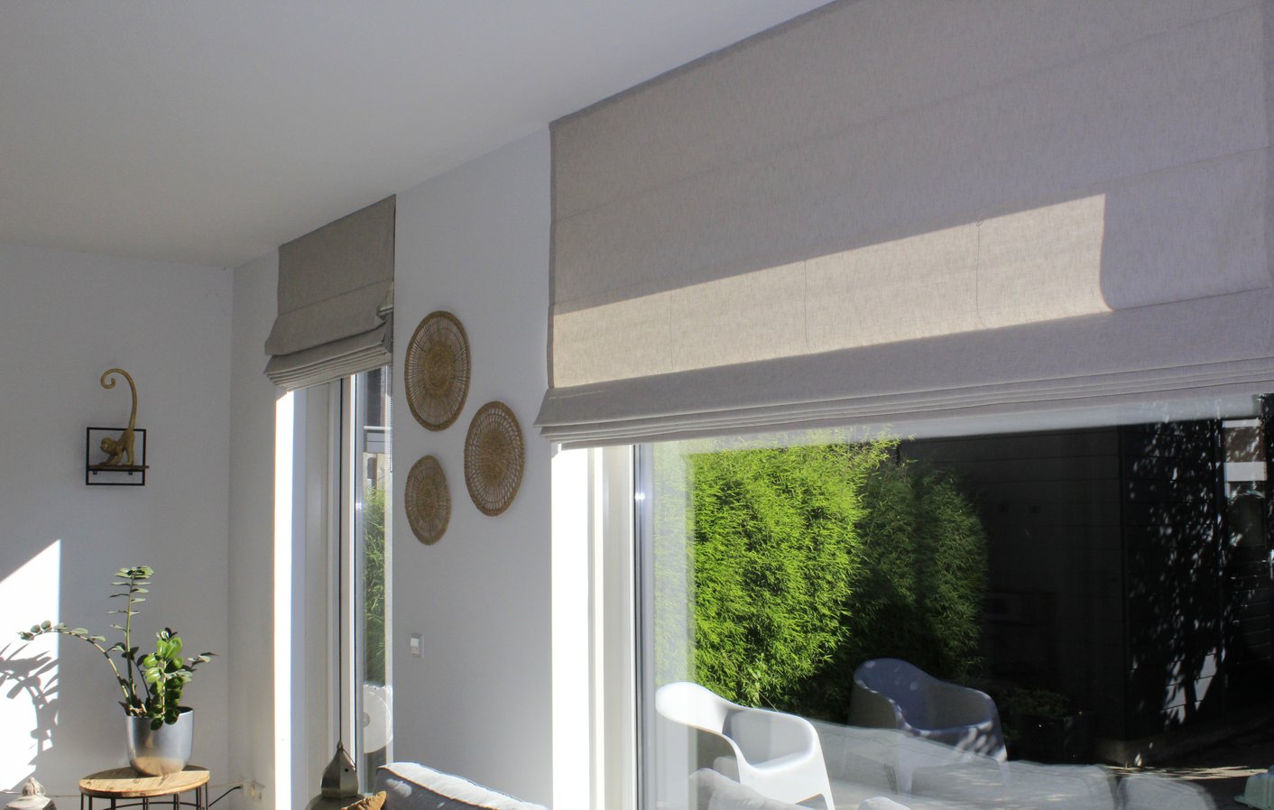 Beige vouwgordijnen in de woonkamer