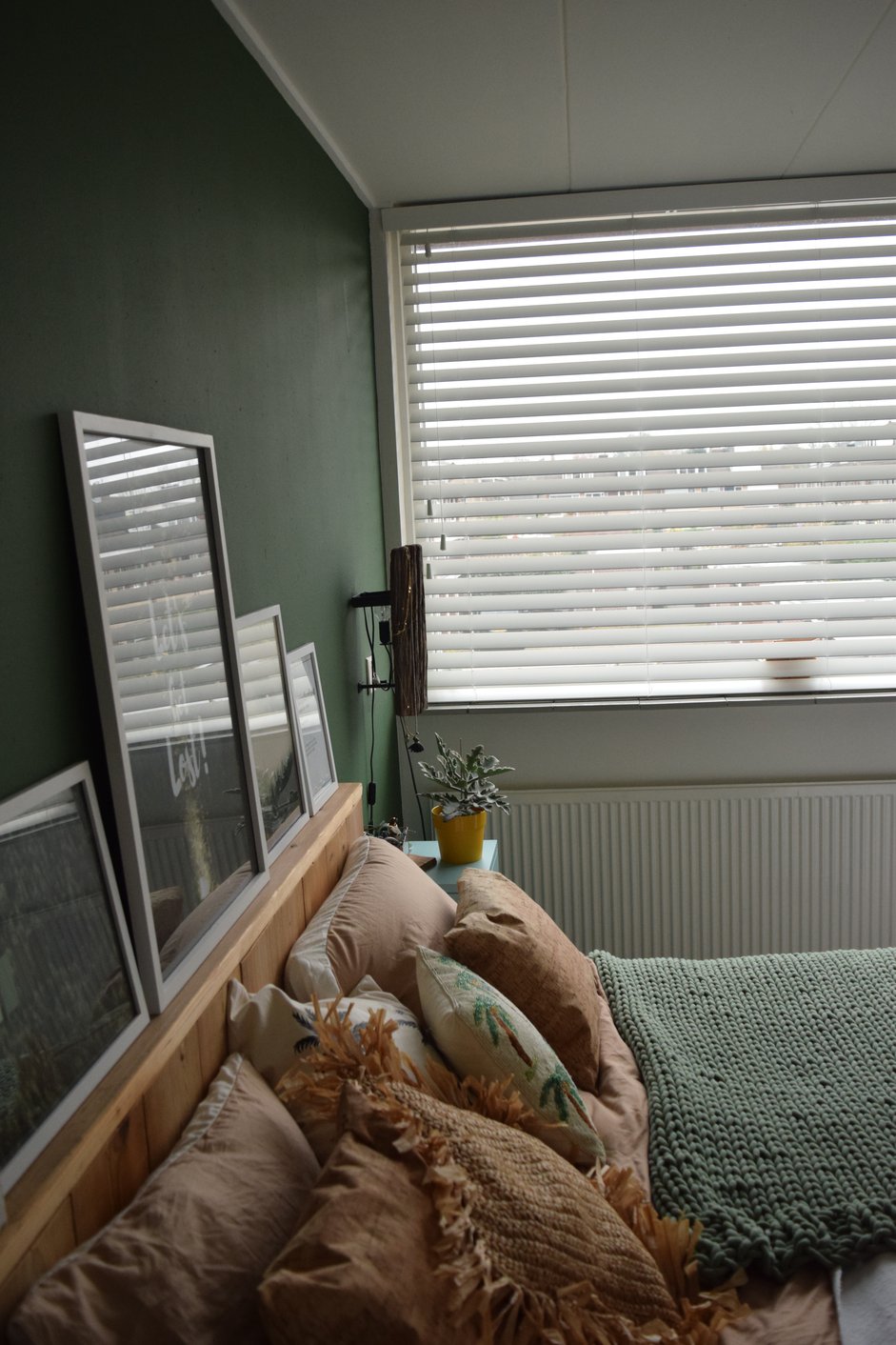 Houten jaloezieën in de slaapkamer