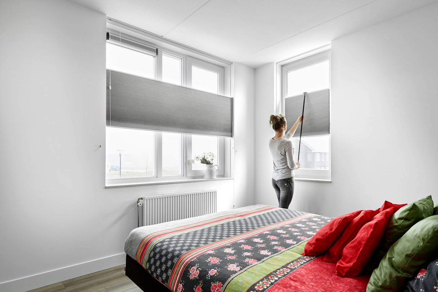 Kleine slaapkamer met verduisterende plisségordijnen