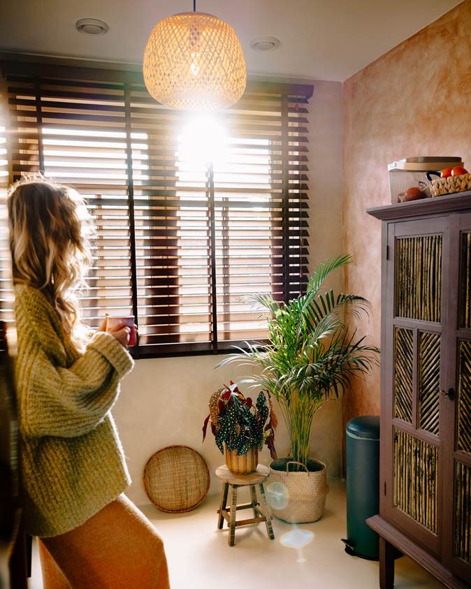Houten jaloezieën in een bohemian interieur