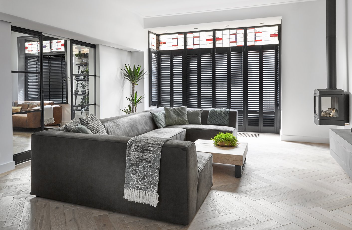 Zwarte elektrische shutters in woonkamer
