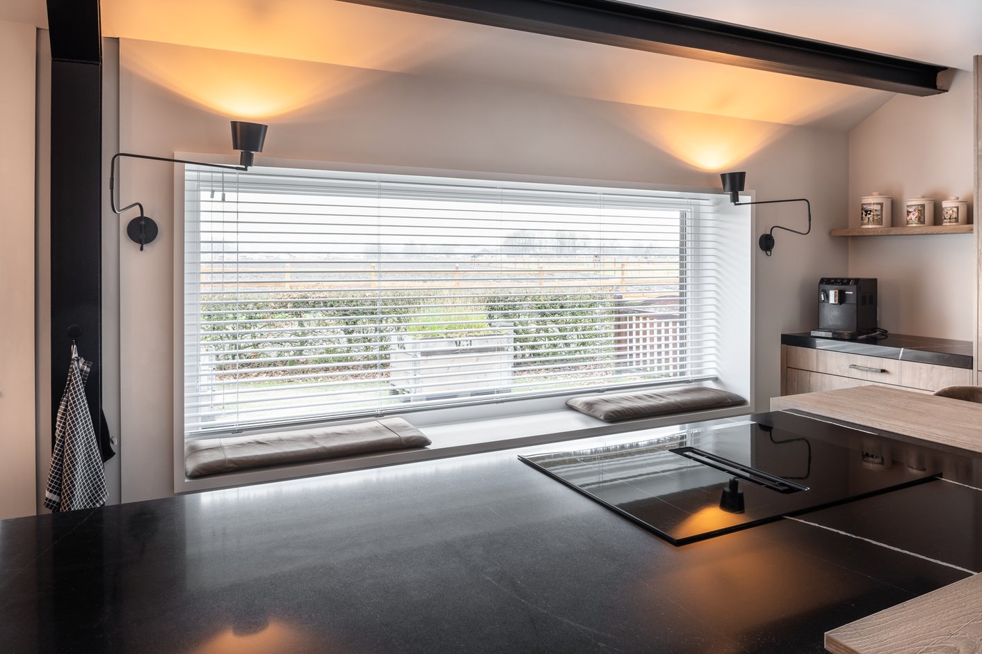 Aluminium jaloezieën in containerwoning