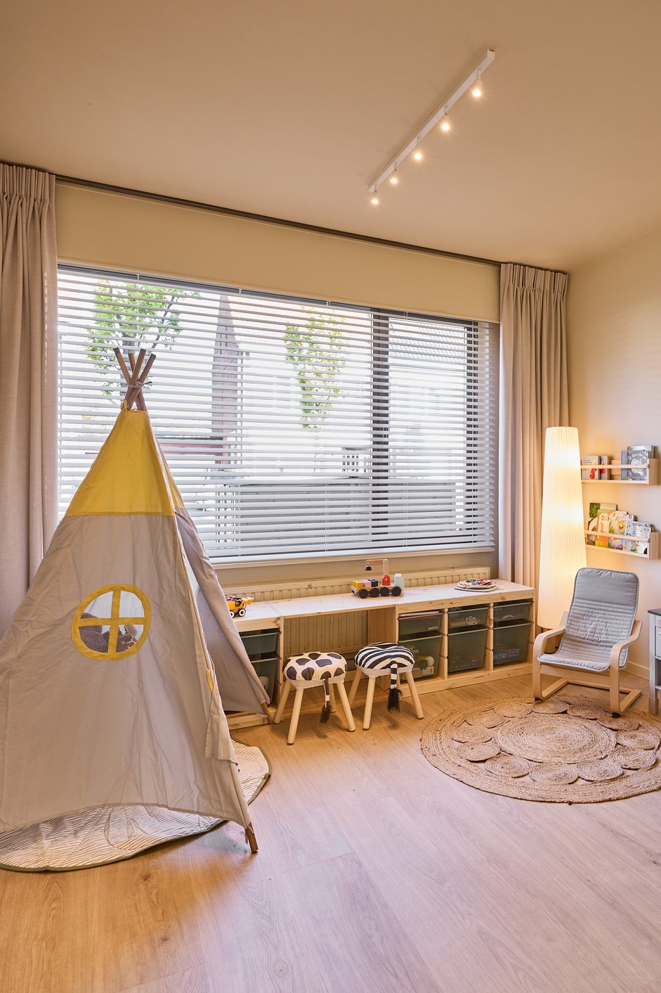 Houten jaloezieën in woonkamer