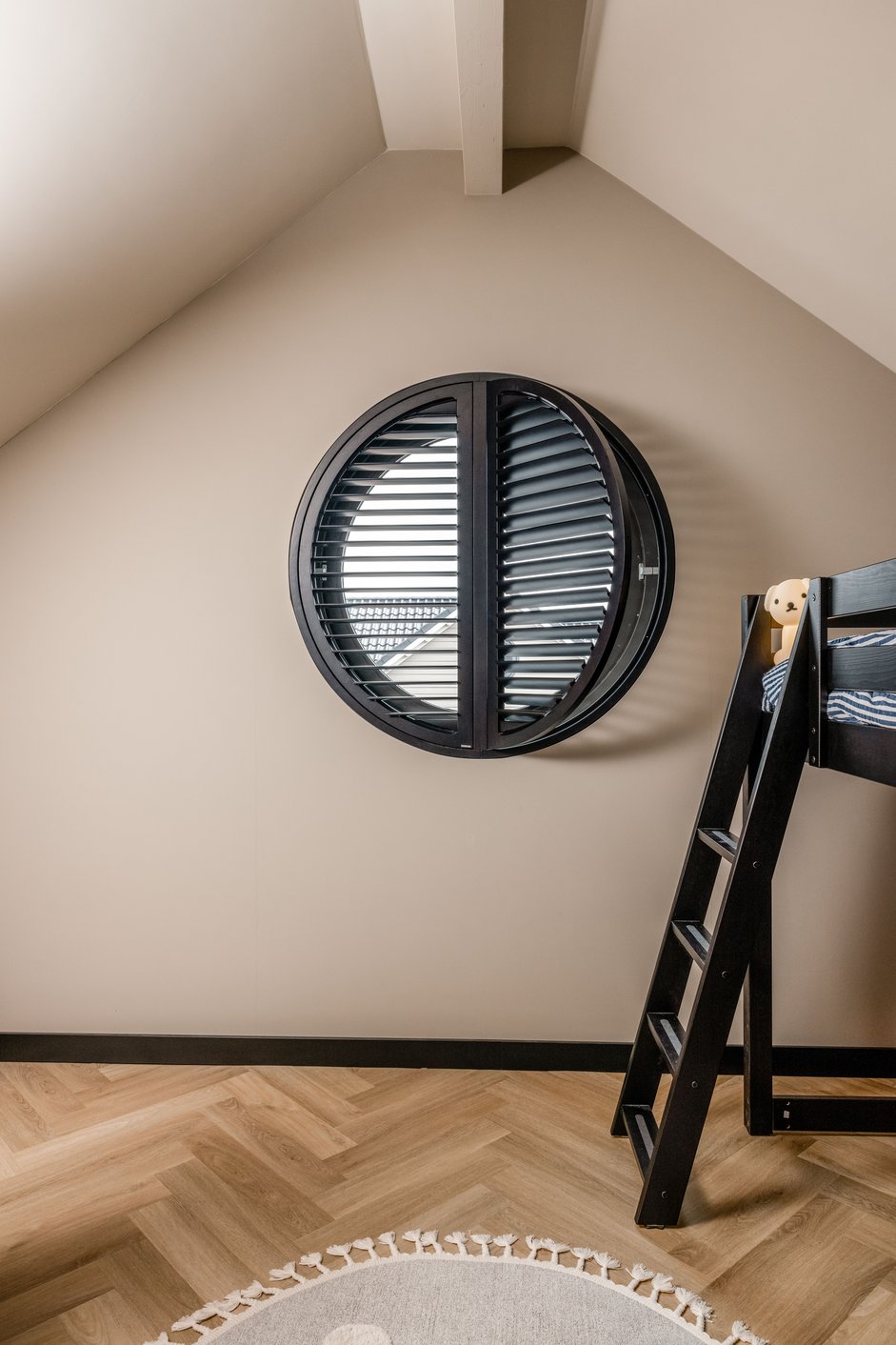 Zwarte shutter rond raam special shape slaapkamer