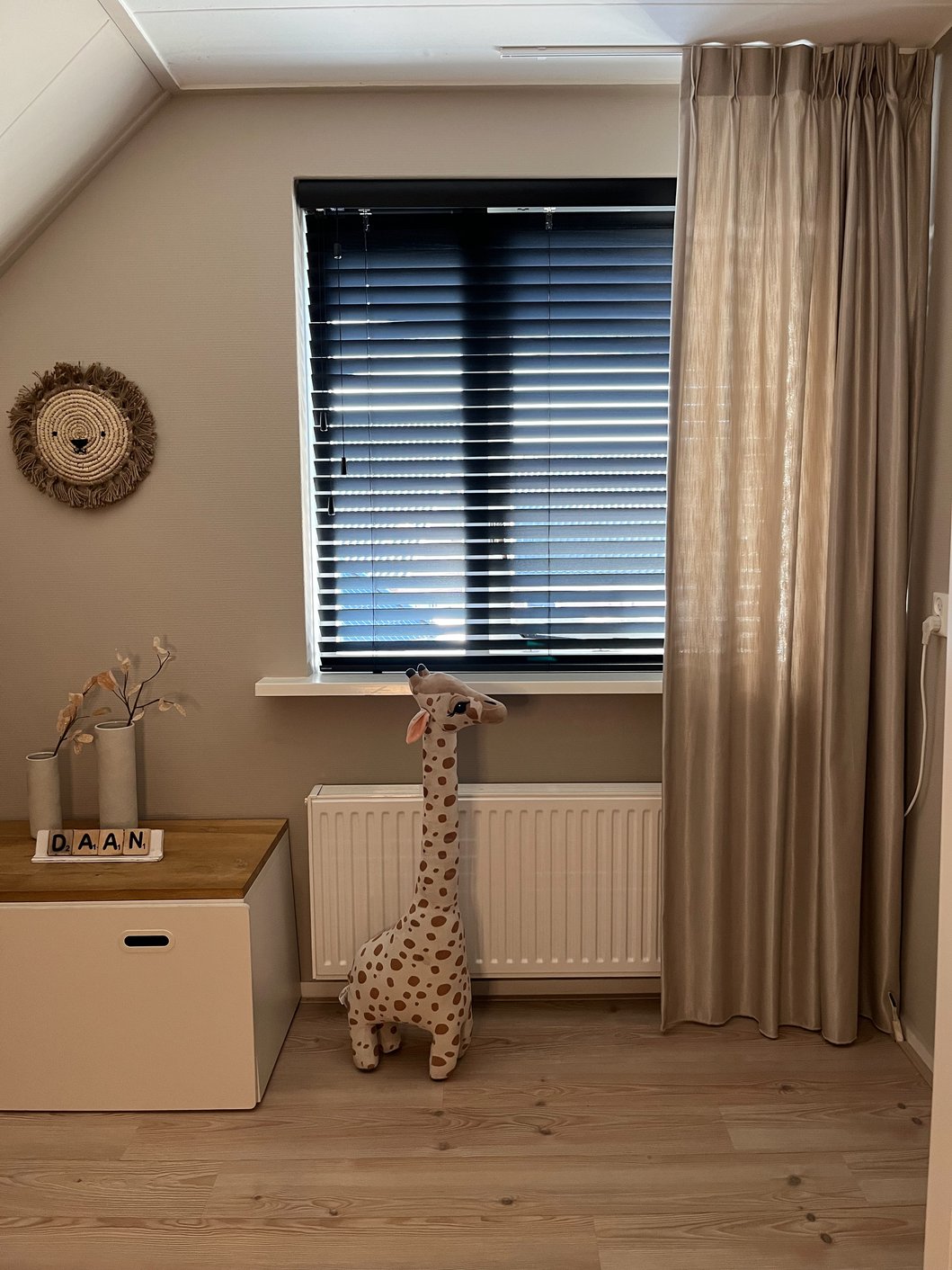 Houten jaloezieën combinatie met gordijnen in de kinderkamer