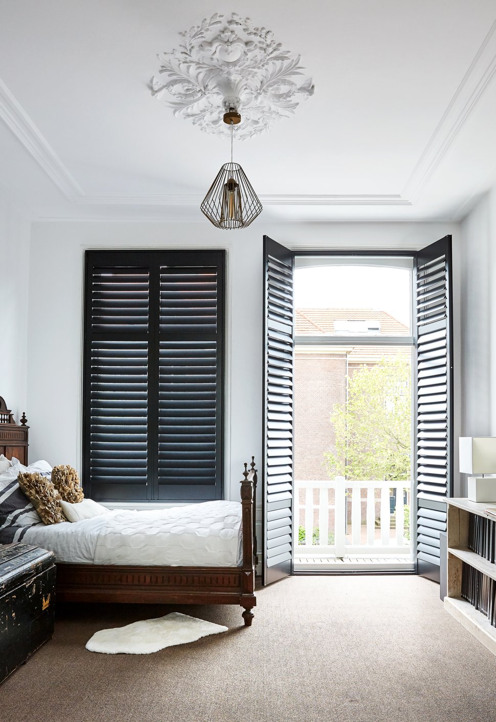 Studentenkamer inrichten met zwarte shutters