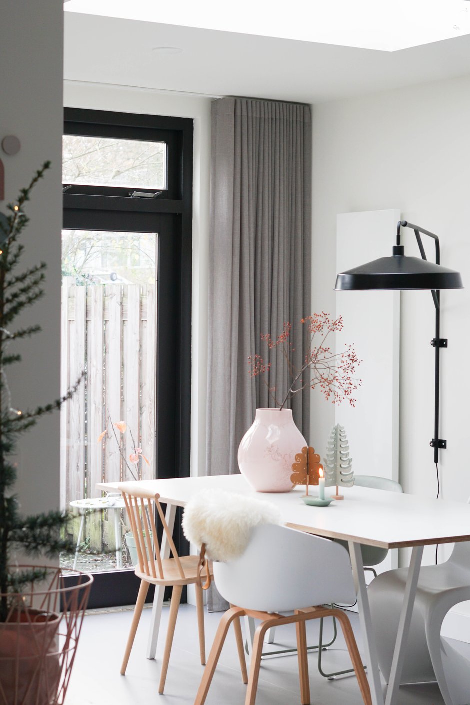 Grijze gordijnen bij moderne tafel