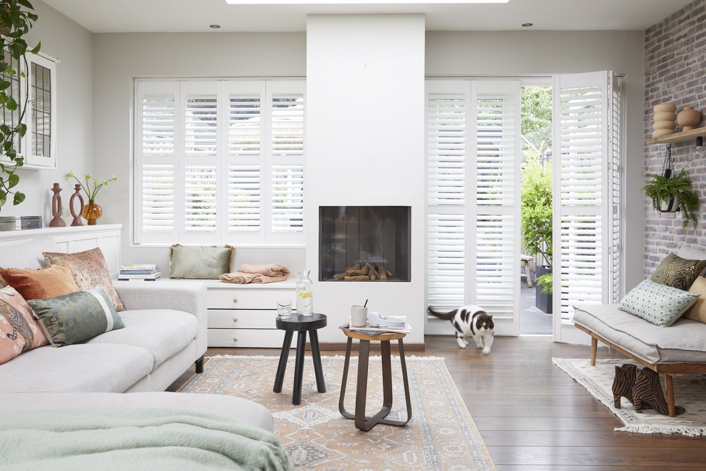 Elektrische witte shutters in woonkamer