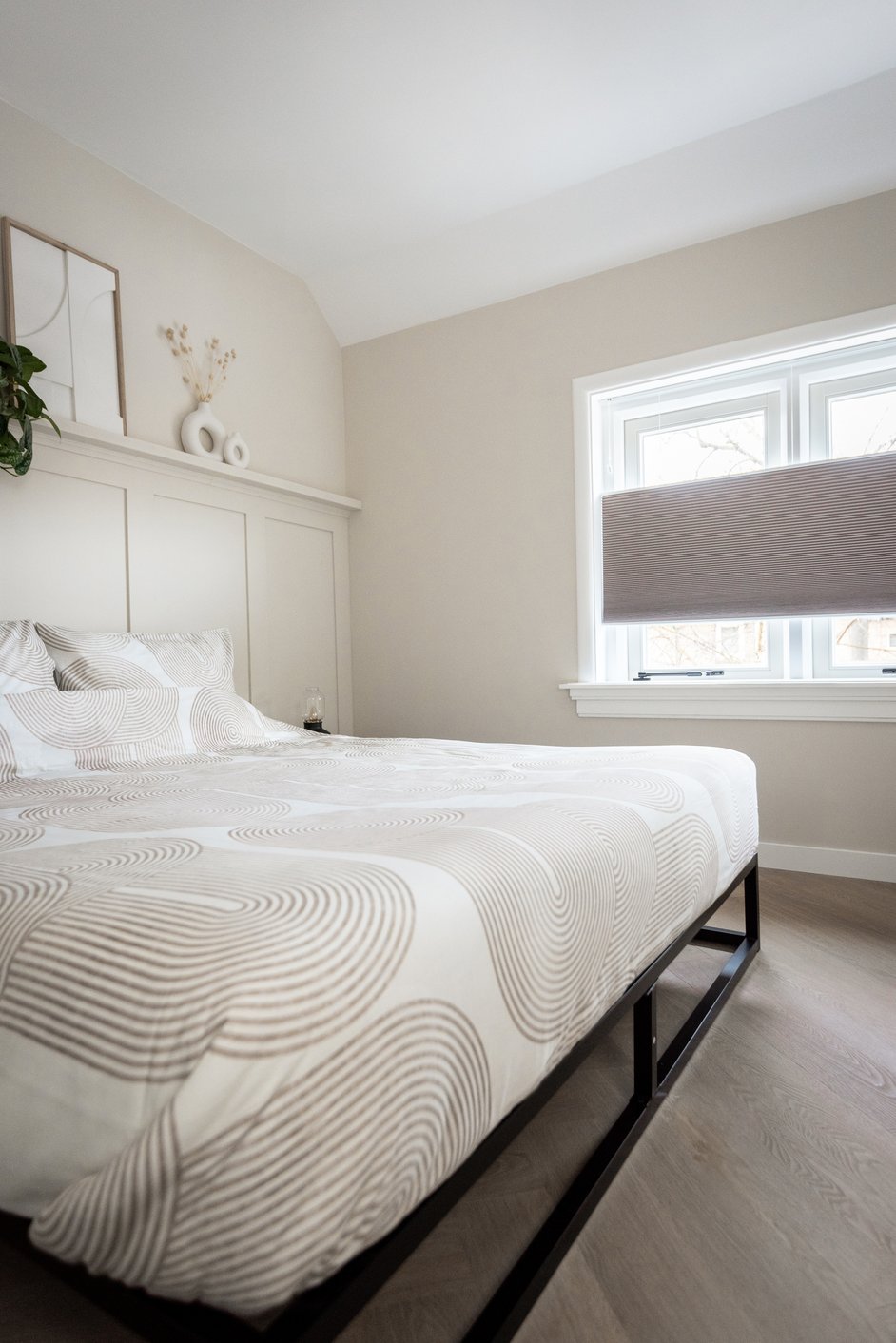 Raamdecoratie in de slaapkamer op maat