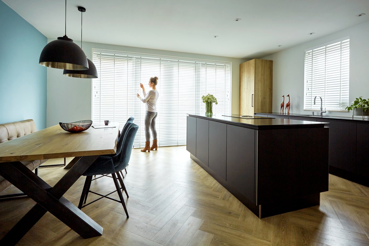 Witte jaloezieën in keuken