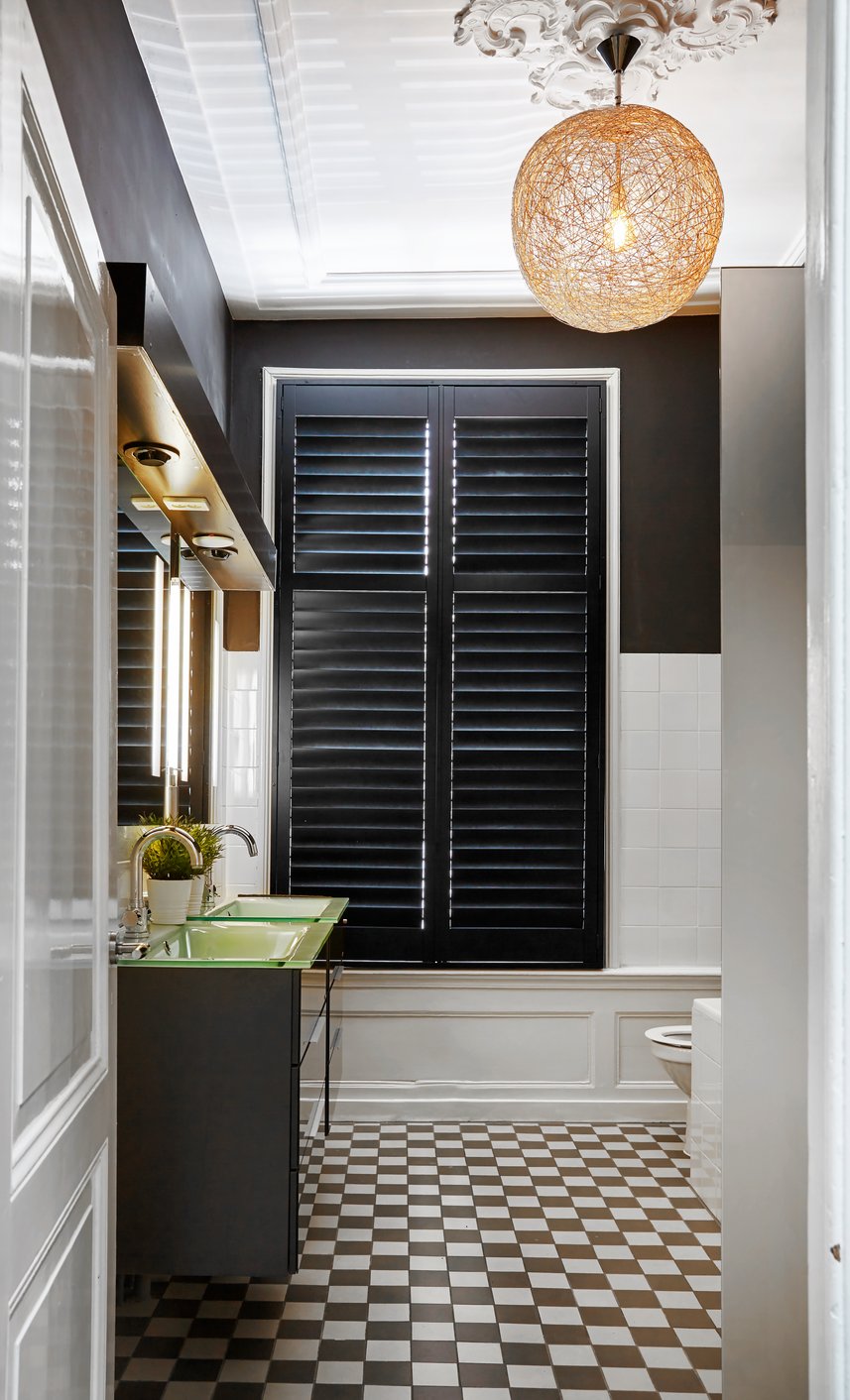 Zwarte shutters in badkamer