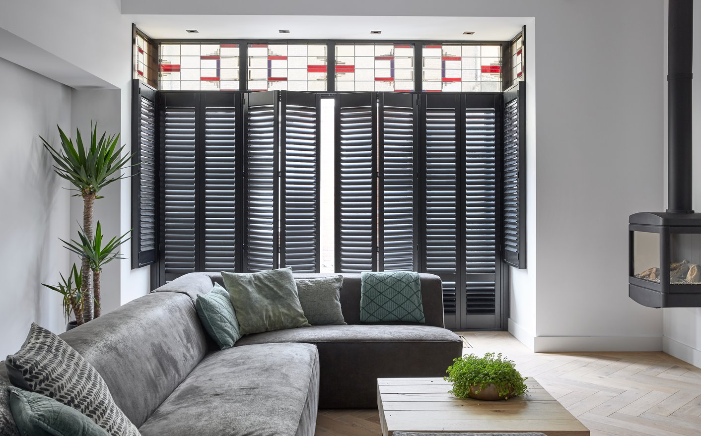Zwarte shutters in woonkamer