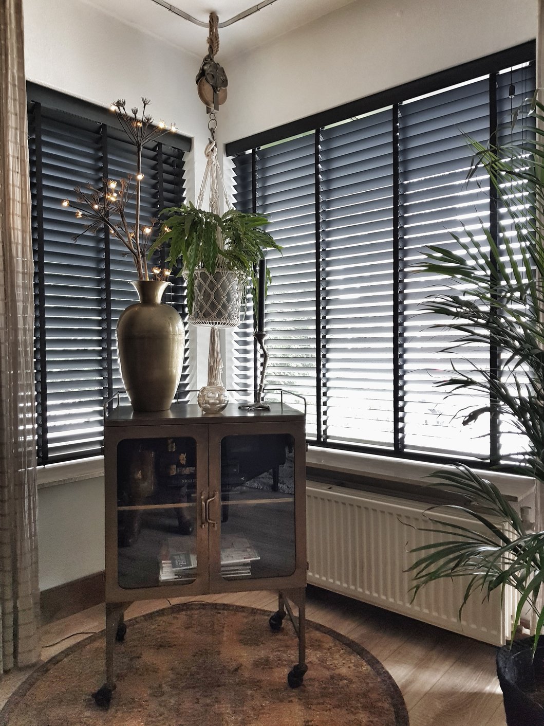 Zwarte houten jaloezieën in urban jungle stijl